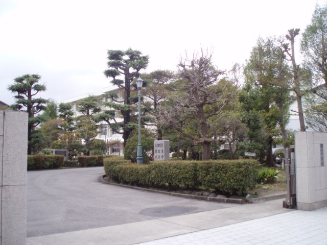 Junior high school. Municipal Okakita until junior high school (junior high school) 920m