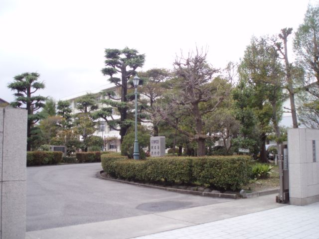 Junior high school. Municipal Okakita until junior high school (junior high school) 930m