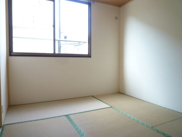 Living and room. It is the serene Japanese-style winter want to put the kotatsu.