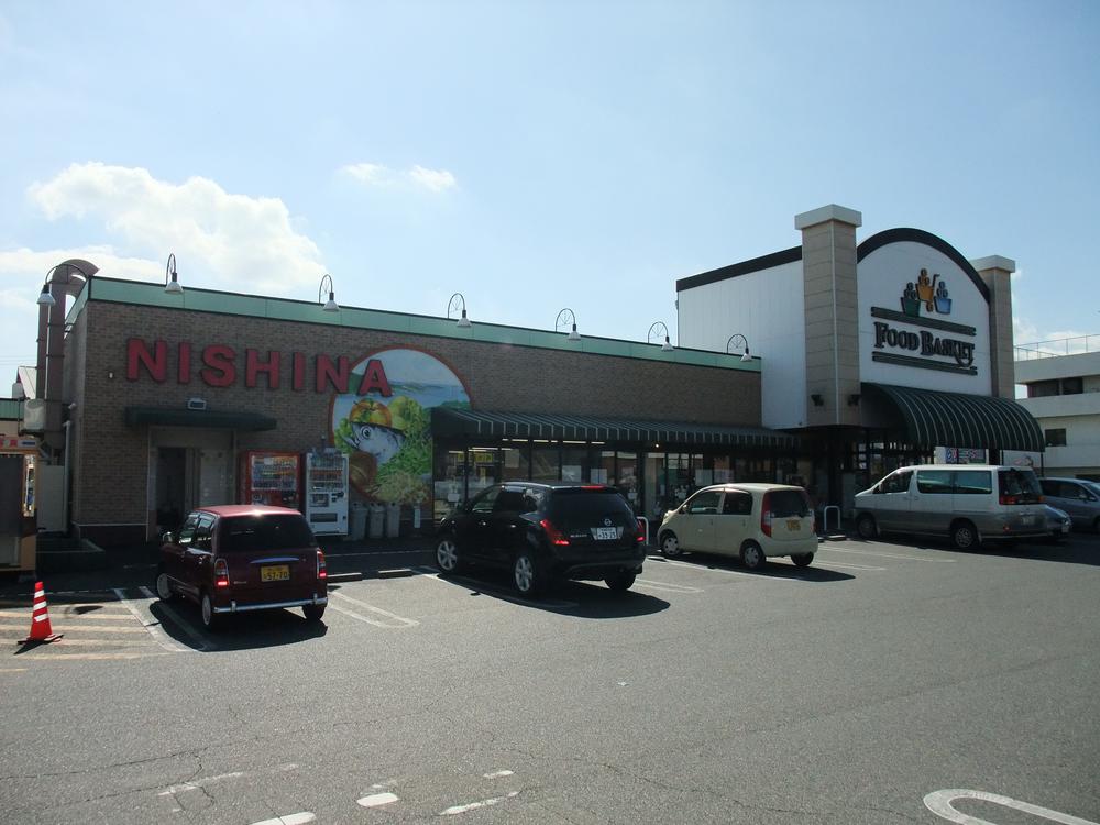 Supermarket. Nishina food basket until Nakasendo shop 1042m
