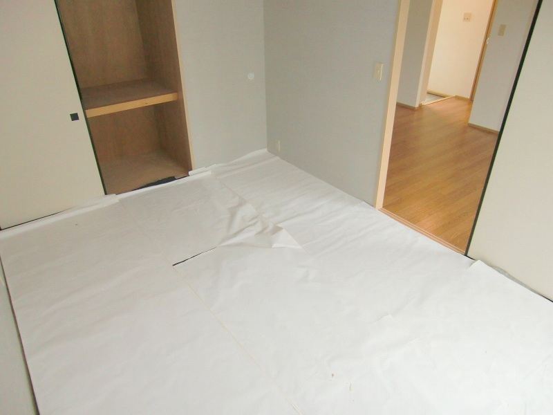 Other room space. Japanese-style room, We correct the paper to prevent sunburn.