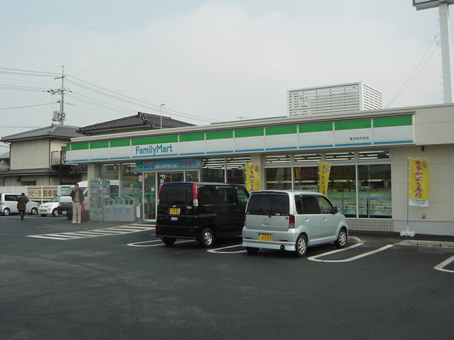 Convenience store. FamilyMart Ifuku Yonchome store up (convenience store) 374m