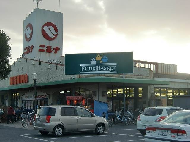Supermarket. Nishina food basket Nakasendo store up to (super) 217m