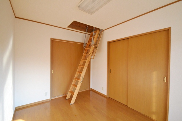 Other room space.  ☆ Here is the entrance to the attic secret base ☆
