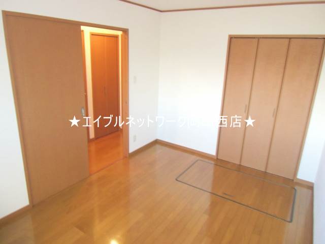 Other room space. North of the Western-style