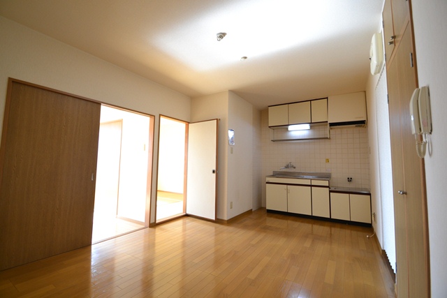 Living and room. Also Kitanagase Station walk area [Kitanagase shop] Please leave of our shop!