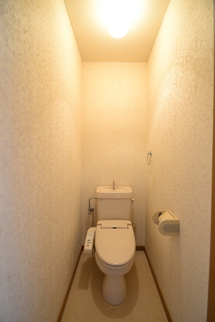 Toilet. Also Kitanagase Station walk area [Kitanagase shop] Please leave of our shop!