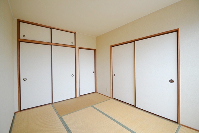 Other. Also Kitanagase Station walk area [Kitanagase shop] Please leave of our shop!