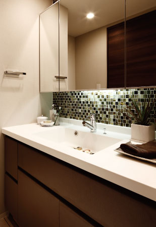 Bathing-wash room.  [bathroom] Standard adopts the tile material with a sense of quality at the top and bottom of the three-sided mirror. It adorned the wash basin to stylish.