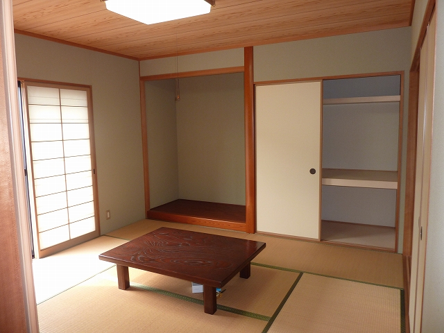 Living and room. Japanese-style room 8 quires