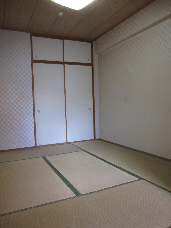 Non-living room. Is a Japanese-style room 6 Pledge of with closet.