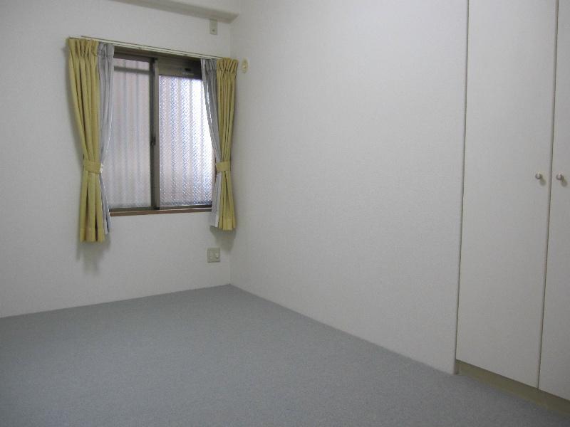 Non-living room. Western-style 3 room wall, It was re-covered floor.