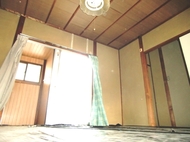 Living and room. The room is bright by ^^