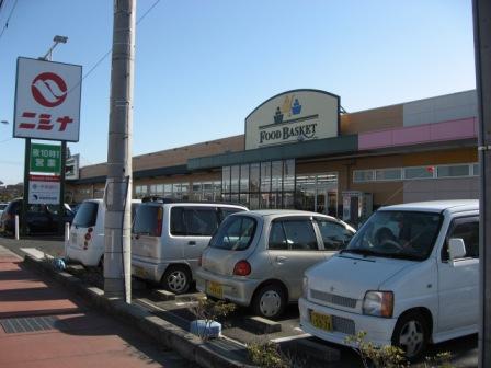 Supermarket. Nishina food basket Nakasendo store up to (super) 636m