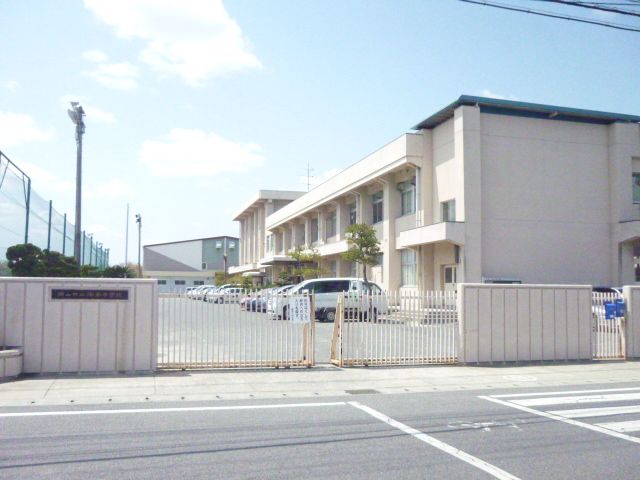 Junior high school. Municipal Gominami until junior high school (junior high school) 930m