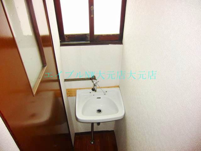 Washroom. Wash basin