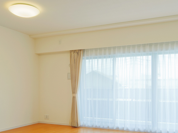 Interior.  [lighting equipment ・ curtain]  Lighting fixtures in all rooms ・ Standard equipped with a curtain. To reduce the economic burden at the time of move-in, We care so that you can start a new life in a comfortable environment.