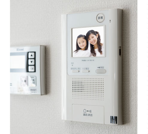 Security.  [Security intercom with color monitor] Unlocking the auto lock of the entrance the visitor from the check with color monitor. Order to be sure the face with a sharp image, It is safe. No handset, It is a convenient hands-free type.  ※ The video is different from the actual ones.  ※ Less than, All Listings equipment image is the same specification