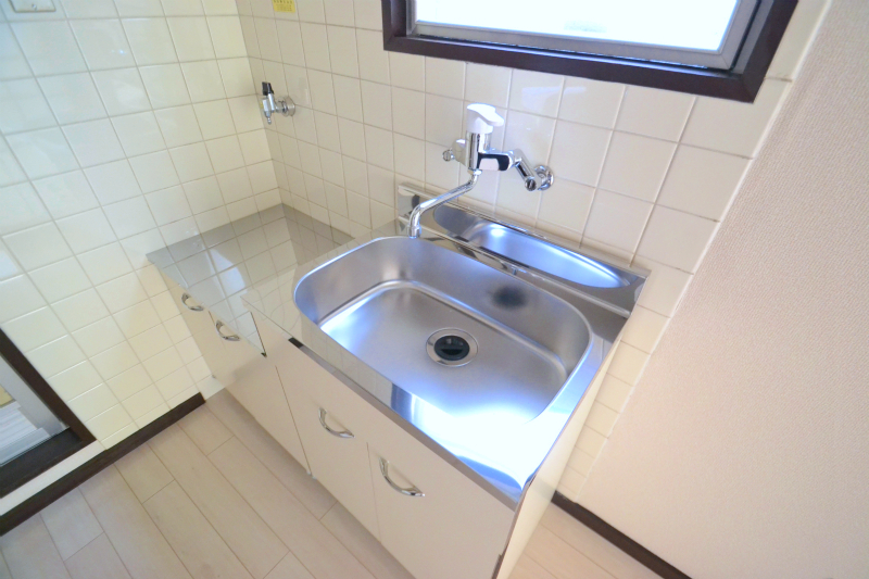 Kitchen. Two-burner stove is can be installed.