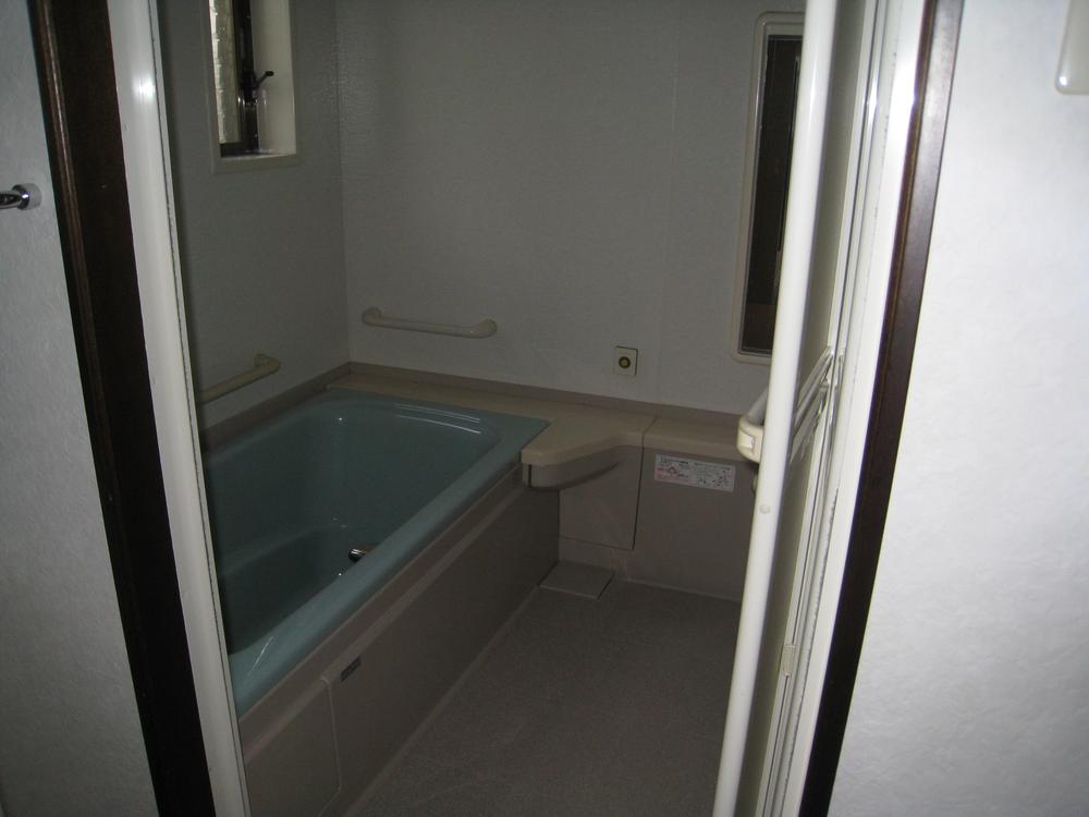 Bathroom. Tub is spacious Indoor (February 2013) Shooting