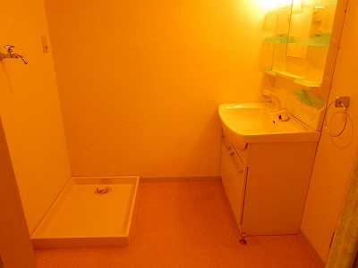 Washroom. Dressing room of spread! Drum-type washing machine is also no problem!