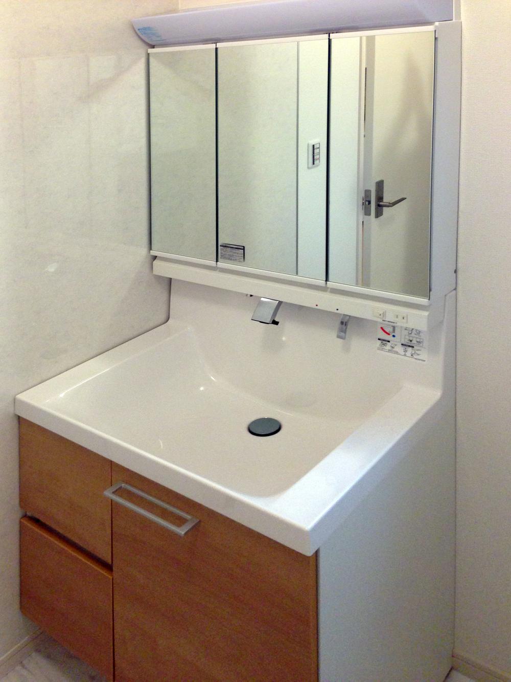 Wash basin, toilet. Convenient three-sided mirror! Behind the Mirror is housed.