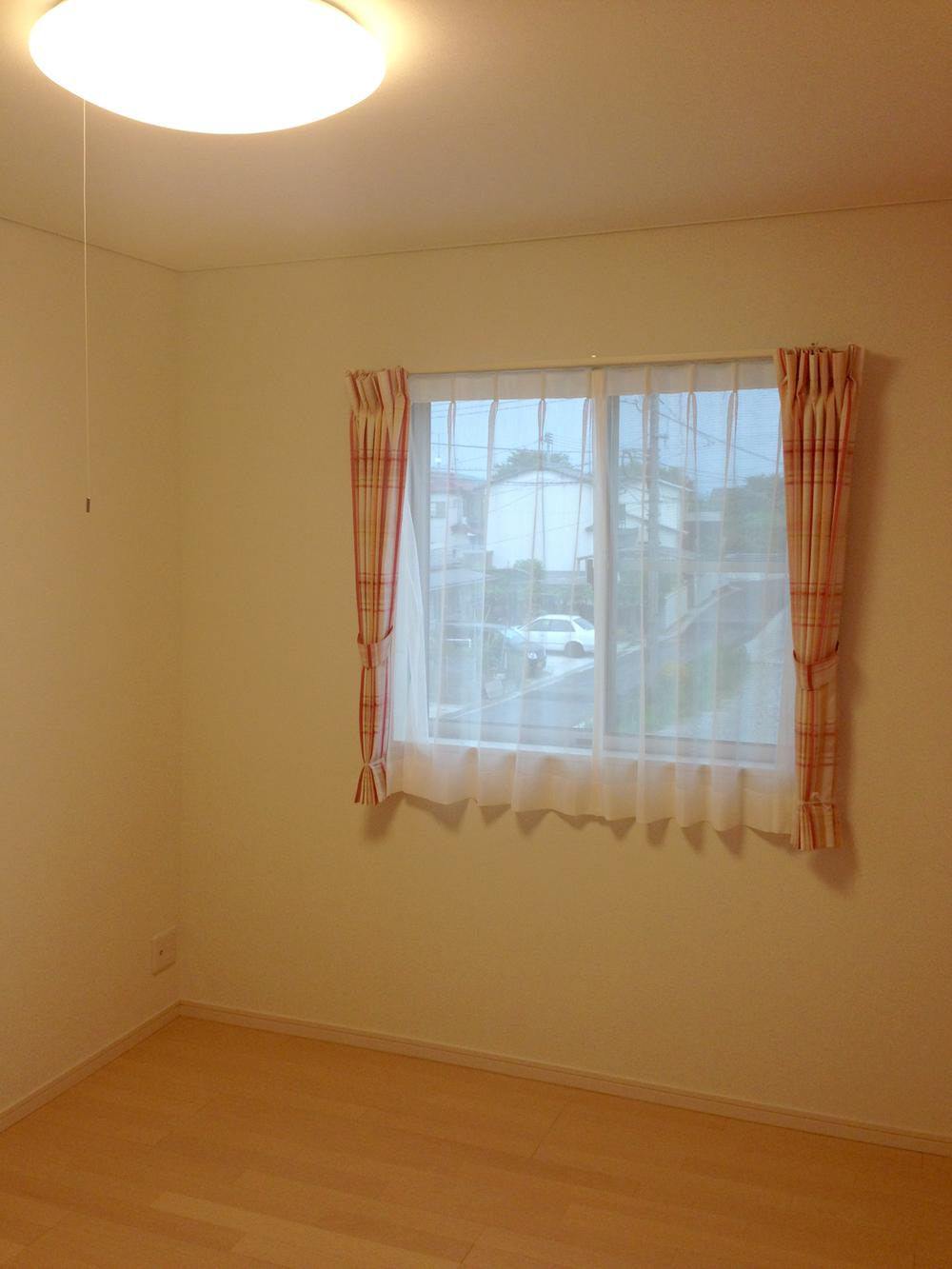 Non-living room. It has been carefully selected to all rooms, illumination ・ With curtain