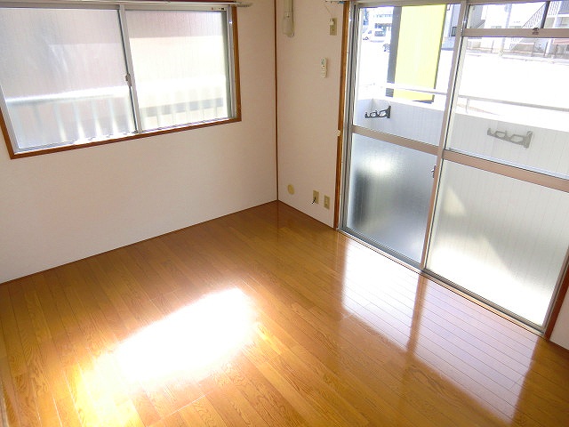 Living and room.  ☆ Corner room ☆ Sunny two-plane daylight ☆