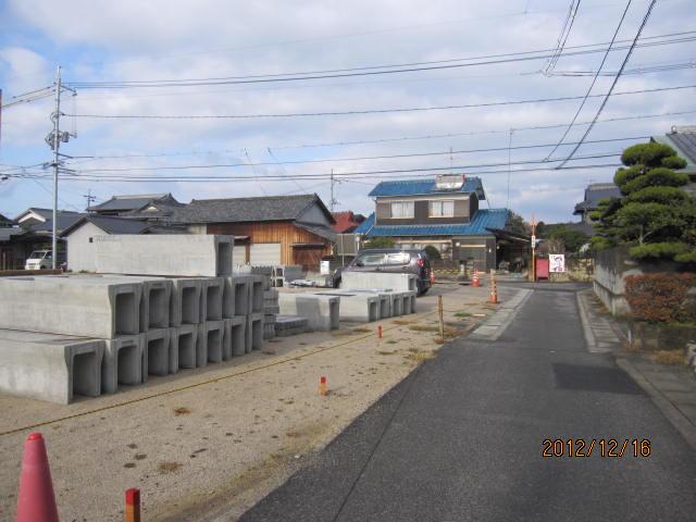 Local photos, including front road. Local (12 May 2012) shooting East side road