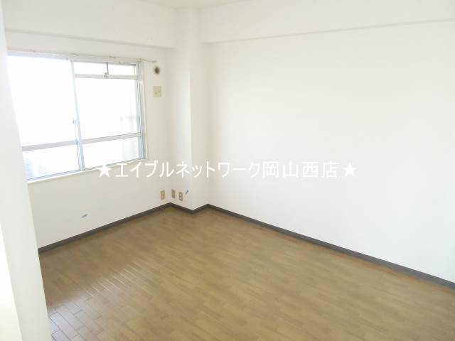 Other room space. North of the Western-style