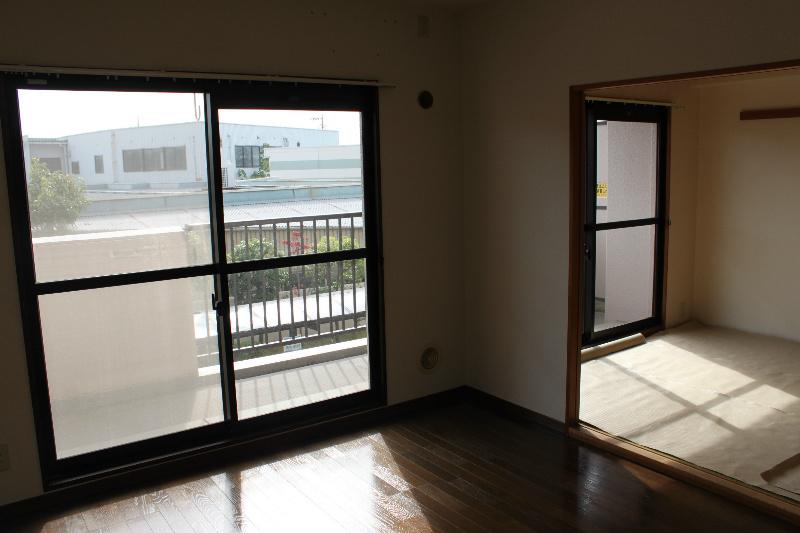 Same specifications photos (living). There is a Japanese-style room and the connection is living with a spread.