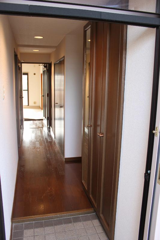 Entrance. It is a bright entrance where the light can reach from the living room.