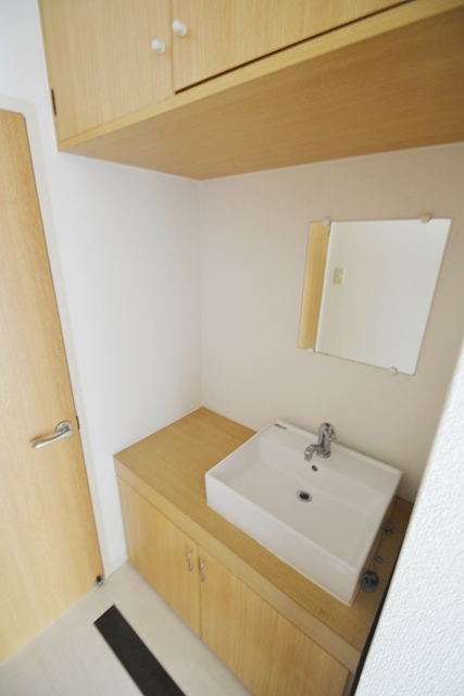 Bath. Convenience there is also a shelf that Shimae little of the stylish wash basin towel