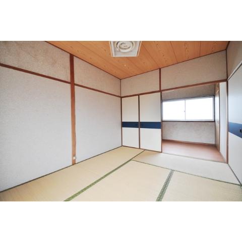 Living and room. Sleeping grounder in the Japanese-style room, I think you calm