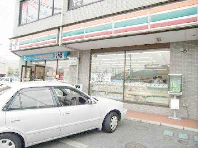 Convenience store. Seven-Eleven Shimoifuku 1-chome to (convenience store) 180m