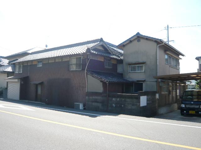 Local photos, including front road. From east road