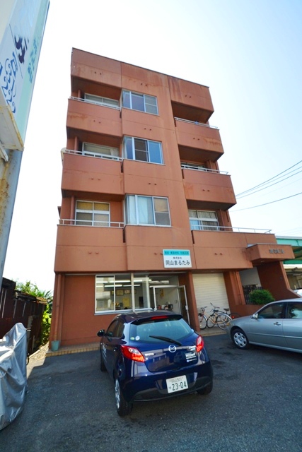 Building appearance. It is also close to Ōmoto Station! It is convenient