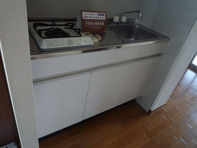 Kitchen. 1-neck with gas stove