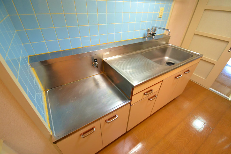 Kitchen. Two-burner stove is can be installed.