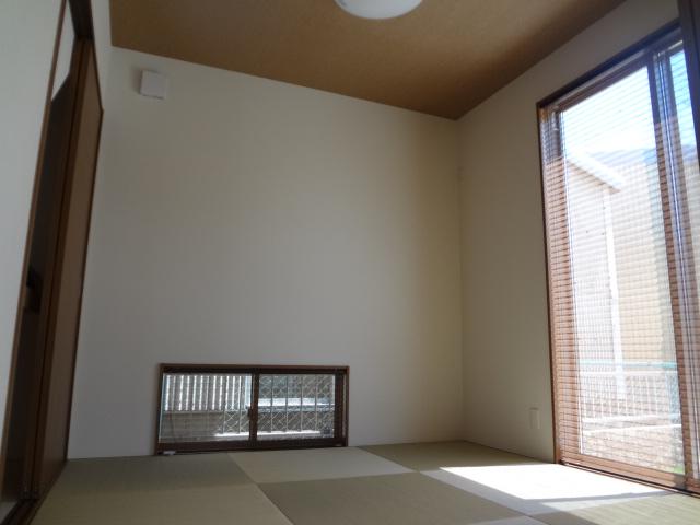 Non-living room. You can rest in the Japanese-style room next to the living.