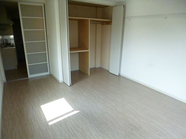 Living and room. It is spacious Western-style. 