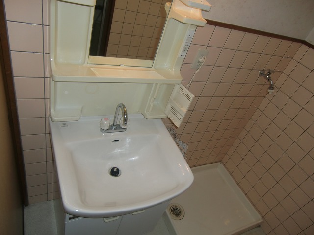 Washroom. Wash basin