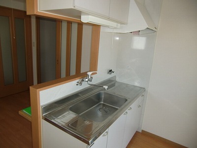 Kitchen. Since the kitchen space is also wide, Cuisine is Hakadori