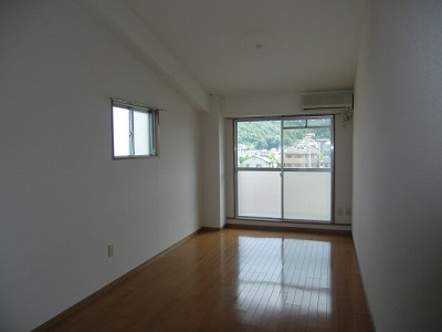 Living and room. Western-style is also spacious! The arrangement of the furniture is fun ☆