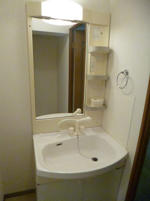 Washroom. There is a shampoo dresser, clean up, It is convenient to set.