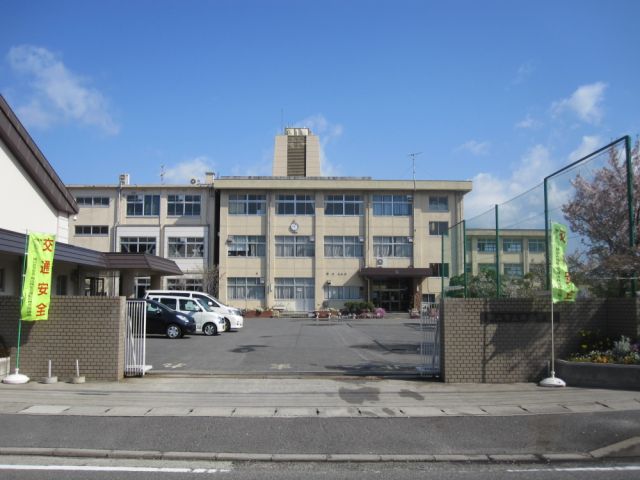 Primary school. Municipal Nishi Elementary School until the (elementary school) 1400m