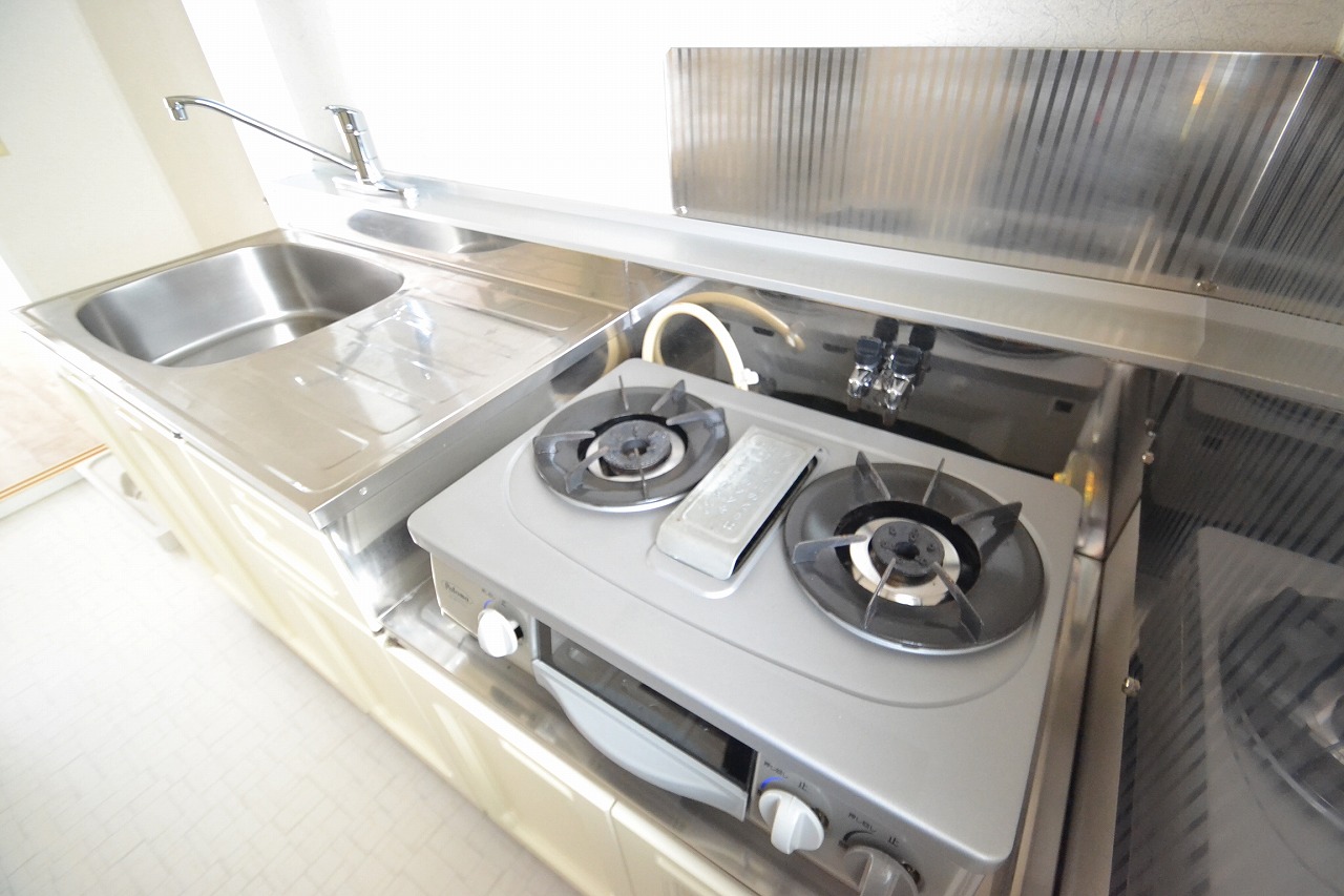 Kitchen. Two-burner stove with