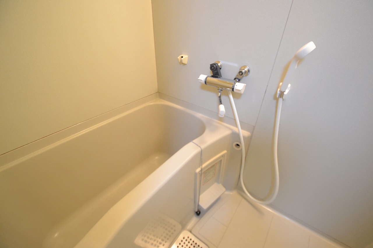 Bath. With single lever