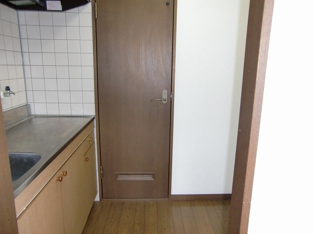 Kitchen. It has a kitchen independent! Smell is difficult to move Asking Price! 