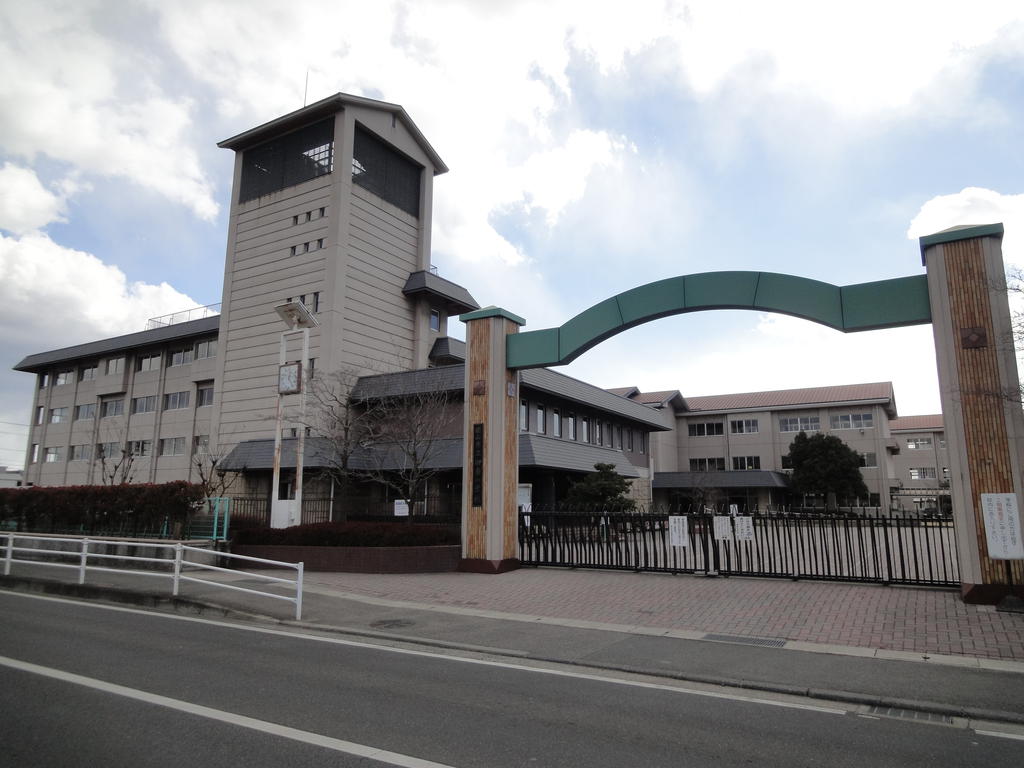 Primary school. 650m to Okayama City Gominami elementary school (elementary school)